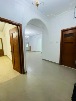 شقة كبيرة للإيجار – مناسبة للسكن أو النشاط الخدمي    الموقع: عمارات الاستثمار – معيري   شقة