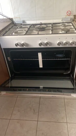 عفش بيت من اجهزه كهربيه من غساله سامسونج وثلاجه بنكون وفرن وتلفزيون وعفش غرفتين نوم وطوله مطبخ