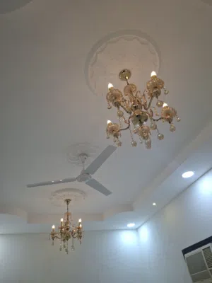 للبيع عدد 2 ثريات بحالة جيدة