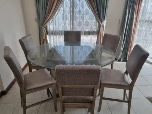 طولت طعام مودرن  عدد 8 كراسي بحالة ممتازة جدا  ممكن وضعها في حديقة المنزل