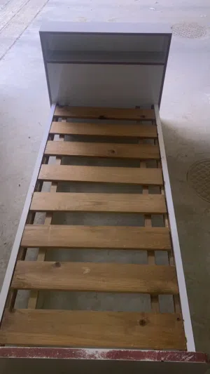 تخت مفرد بحاله ممتازه لون ابيض مع خشبته بدون فرشه