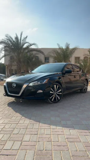 اللي يدور النظيف  التيما 2022 SR اسود ملكي من داخل جملي وارد