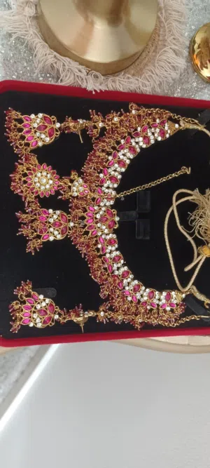 طقم إكسسوار هندي فاخر (عقد + حلق + إكسسوار للشعر)