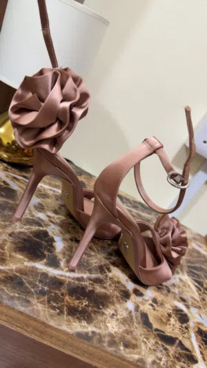 احذية من Zara استخدام مرة واحدة فقط وفستان من OUNASSجديد لم يستخدم من أُناس