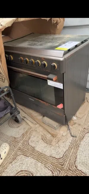 فرن شغال كبير يحتاج فقط تنضيف لانه فالحوش