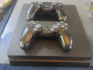 PS4 Slim 1TB نظيف جدًا مع يدين أصليات