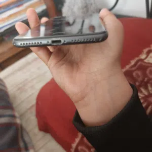 ايفون 8 plus بسعر ناررر ووكاله بطاريه 100 وكاميرا نظيفه وسريع الرجاء تبعثوا رسائل
