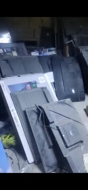 شاشات جديدة مكسورة والبعض عاطلة