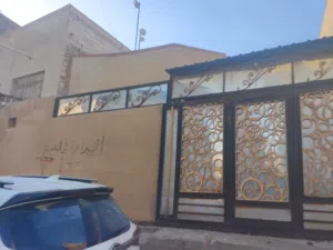 دار سكني للبيع في الحكيميه ذو واجهتين (يمتلك بابين) ويباع مع الاغراض المساحه 164 متر فضله 6 امتار