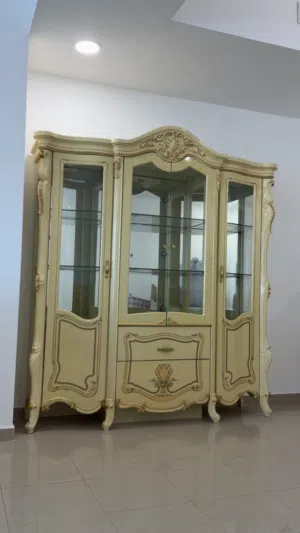 نيش / خزانة عرض زجاجية /
