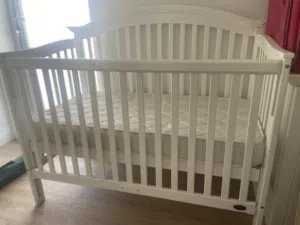 سرير اطفال بحاله جيده للبيع