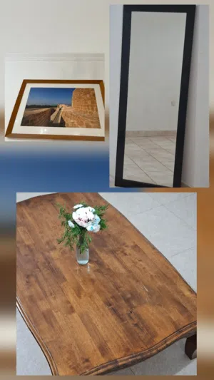 للبيع بدواعي السفر  (طاوله خشب /مرايه بحجم طولي / لوحه )