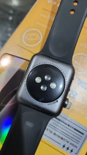 ساعة Apple Watch Series 3 بمقاس 42mm (هيكل ألومنيوم). محتاجه اي كلود ناسي الإيميل بتاعها