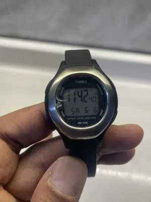 هذه الساعة هي ساعة Timex Health Touch الرقمية المزودة بمستشعر نبضات القلب.