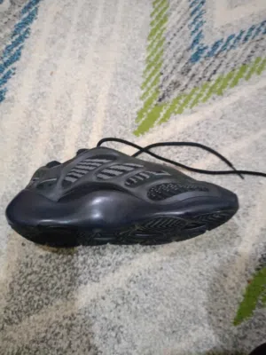 حذاء أديداس ييزي 700 (تقليد)  مقاس 39  بحالة ممتازة جداً ونظيف Adidas Yeezy 700 Style Rep size 39