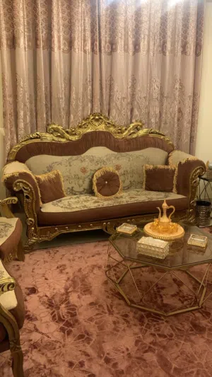 طقم كنب دمياطي خشب ممتاز بحاله ممتازه محطوط بالغرفه ومسكر عليه ما حد بيقعد عليه