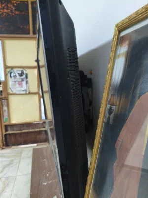 شاشة جوسونك 42 بوصة للبيع (بيها عطل بسيط)
