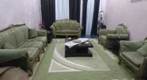 طقم كنب زان 7 مقاعد بحالة جيدة و بوفيه 3 قطع خشب ثقيل للبيع المستعجل