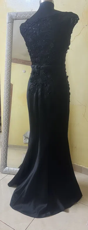فستان راقي أنيق بلون أسود ملكي مع لمسات من الدانتيل الفاخر بشك خرز مميز