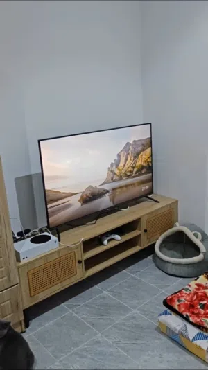 طاولة شاشة مستعمله نظيفة جدا شبه جديد..      Used TV table very clean