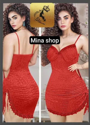 "موديل لانجيري قصير وأنيق، مصنوع من قماش ناعم ومريح. التصميم يجمع بين الأناقة والجاذبية، مع حمالات ر