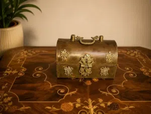 صندوق نحاس احمر