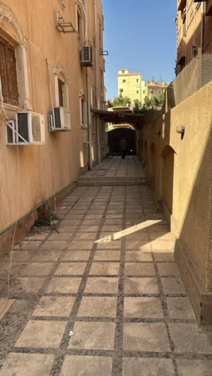 شقه للبيع العبور الحي الخامس