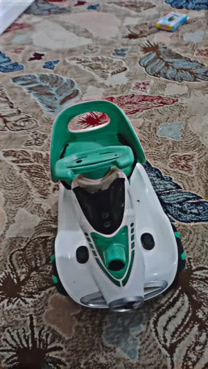 سيارة اطفال نظيفه