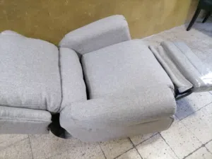 كرسي ركلاينر لون سكني بحاله ممتازه للبيع