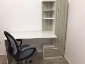 مكتب للدراسة مع خزانة للكتب وكرسي