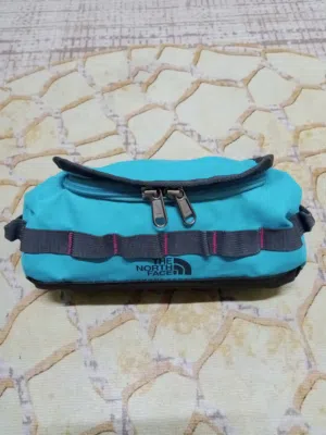 شنطة وحقيبة فاخرة وانيقة The North Face  اصلية 100% صنع في فيتنام مستعملة بحالة ممتازة