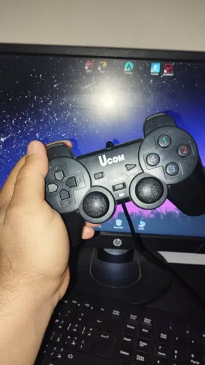 يد كمبيوتر  PC controller نضيفة مش مستخدمة هلبا