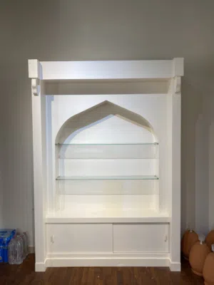 مكتبة عرض لتحف الفنيه والكتب