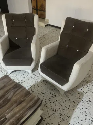 صالون متكون من 2 كنبات و2 كراسي وطاولة