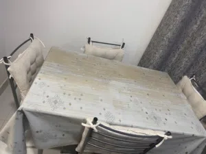 طاولة سفرة مع 4 كراسي بحالة جيدة