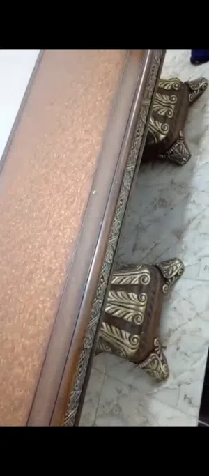 ميز طعام بدون كراسي