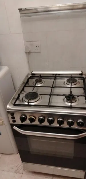 غاز مع فرن  فوق وتحت شغال أموره طيبه يوجد عين لاتعمل صغير
