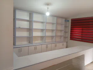 خشب و رفوف للمحلات والمستدوعات و الصيدليات