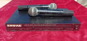 مايكروفون نوع shure أمريكي بحالة جيده جدا
