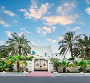 5 Bedrooms . More than 6 bathrooms . 800 m21