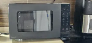 ميكروويف باناسونيك (Panasonic) أصلي، موديل NN-ST34NB، بحالة ممتازة وجاهز للاستخدام.