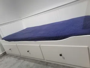 سرير إيكيا HEMNES أبيض مع 3 أدراج – شبه جديد