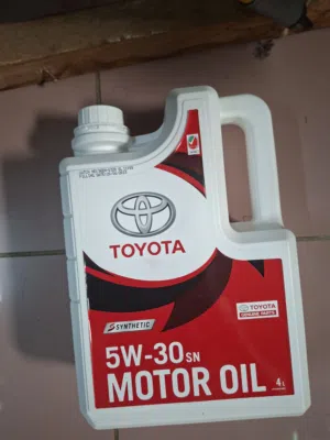 زيت موتور أصلي لتويوتا 5W-30 SN تخليقي بالكامل (Full Synthetic) سعة 4 لتر.