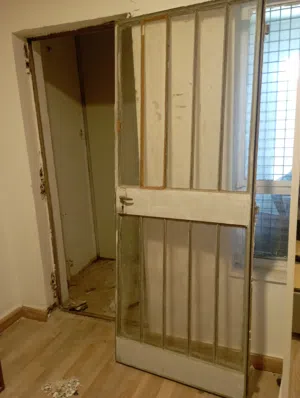 باب حديد داخل زجاج للبيع عدد 2