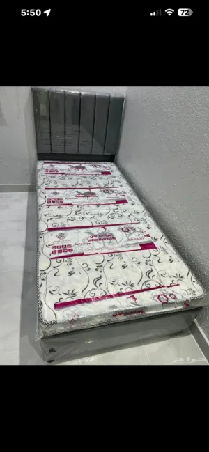 سرير نفر ومرتبة مغلفة