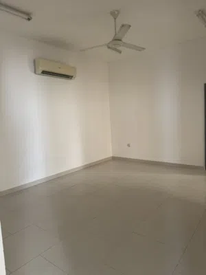 شقة للإيجار في المعبيلة الجنوبية للعوائل فقط (غير مفروشة)