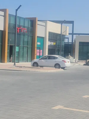 محل أمامي في منطقة نشطة جدا للايجار في العذيبة  Front Shop in  Active Area for Rent in Al Azaiba