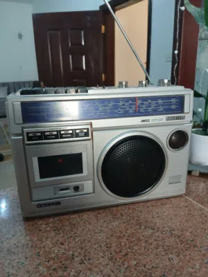 راديو ومسجل سانيو ياباني اصلي نظيف للبع 250 دينار