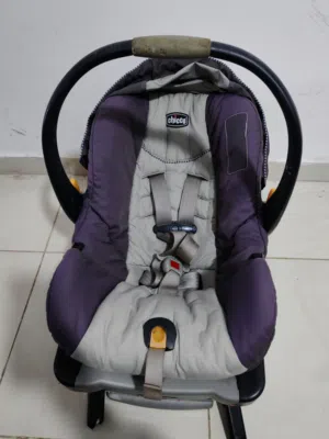 كرسي سيارة أطفال Chicco مع قاعدة بحالة جيدة