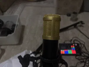 مايك ومع موزع صوت مع استاند مع سماعه